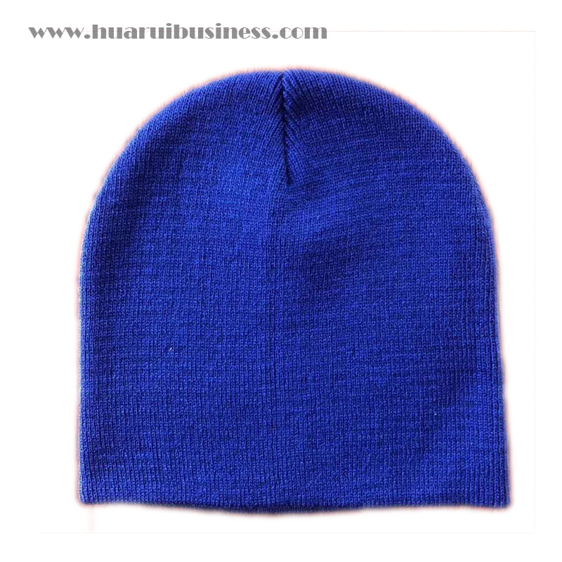 Un cappello acrilico a maglia, un cappello a maglia acrilica, tuque, un berretto d'inverno, un berretto con la cuffia, con un colore solido, può essere con ricamo